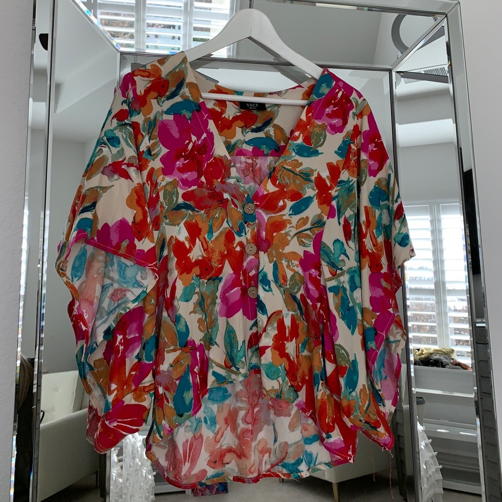 VICI colorful flowy top